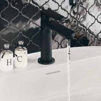 Смеситель для раковины OLE однорычажный без донного клапана 3/8, матовый черный